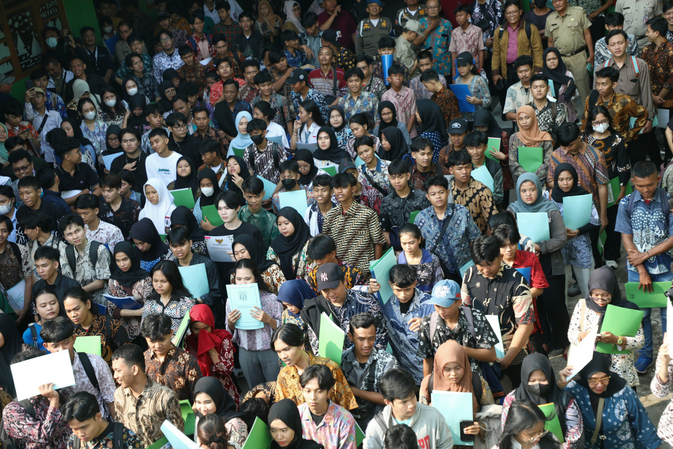 5 Gubernur Serahkan Bantuan Pemutihan Ijazah Tahap III_5.jpg