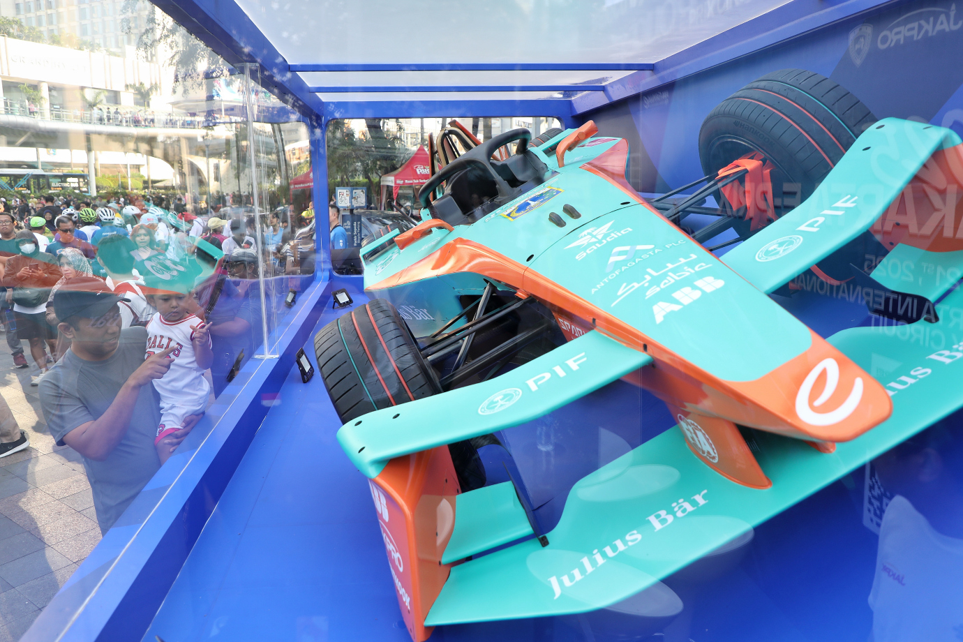 7.Pramono Tinjau Display Mock Up Mobil Formula E.jpg
