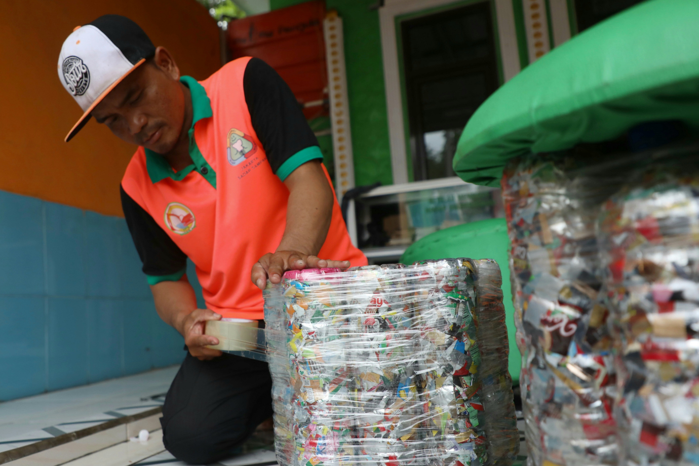 5 UPS BA Koja ubah Sampah Plastik menjadi Furniture_5.jpg