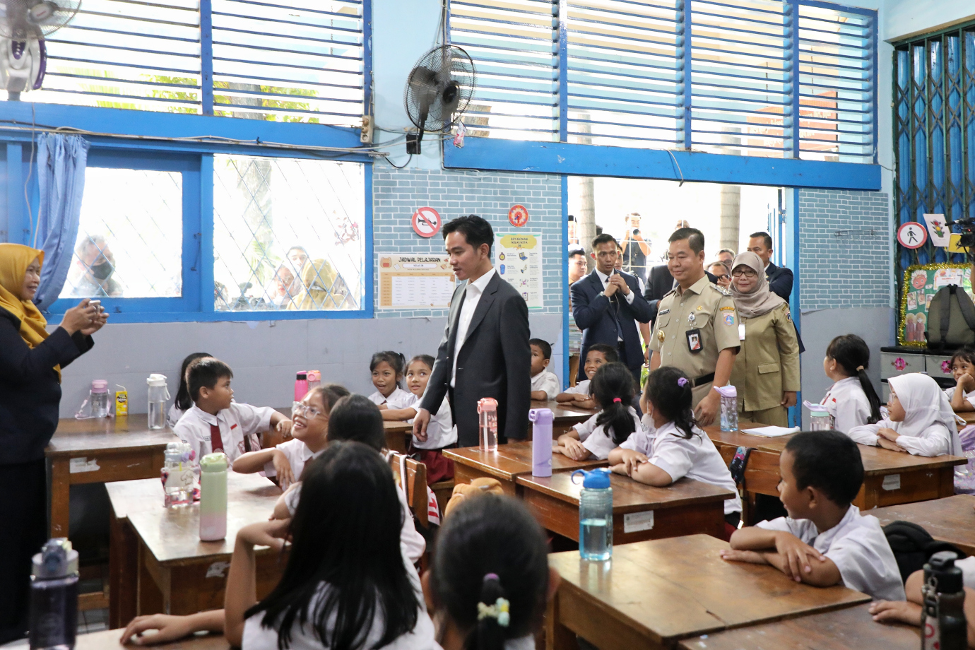 1.Pj Gubernur Tinjau Makan Siang Gratis di SDN 03 Menteng.jpg