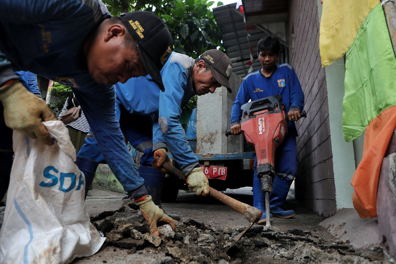 1.Satpel SDA Ciracas Normalisasi Saluran di Kelapa Dua Wetan.jpg