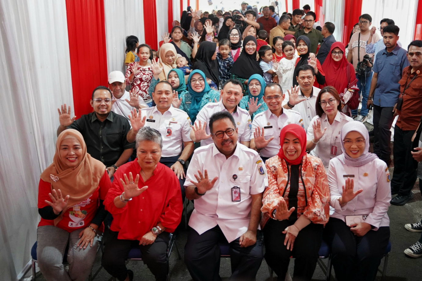 8 wagub sarapanfoto bersama.jpg