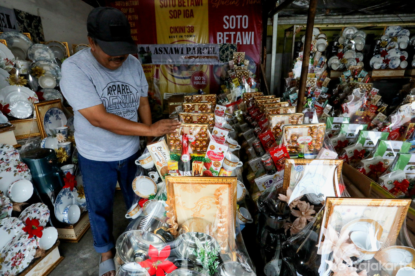 4 Jelang Nataru 2025, Pedagang Parsel Mulai Ramaikan Pasar Kembang Cikini_4.jpg