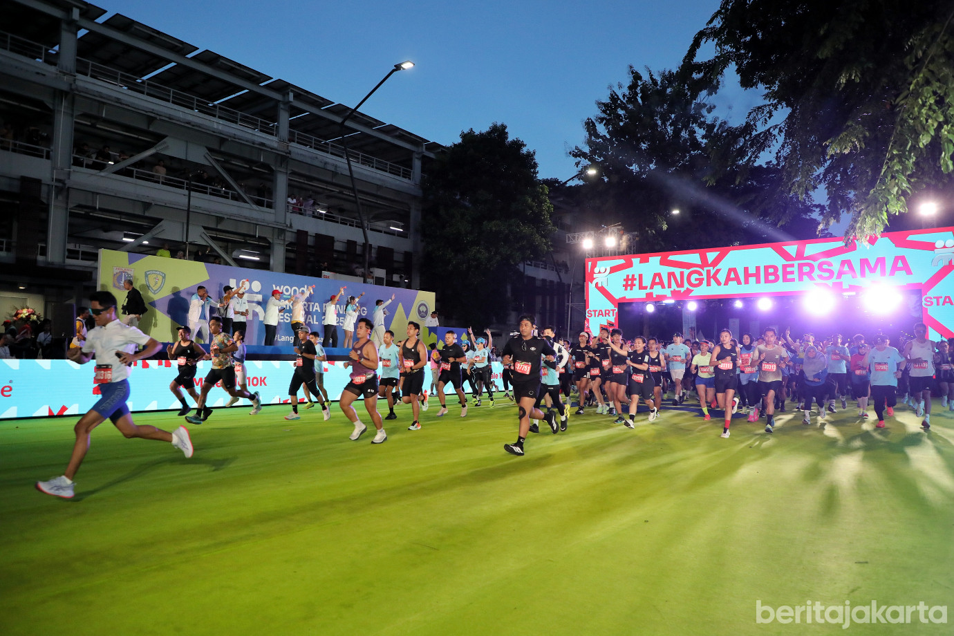 4.Pramono Ikut Lari Kategori 10 K di JRF 2025 .jpg