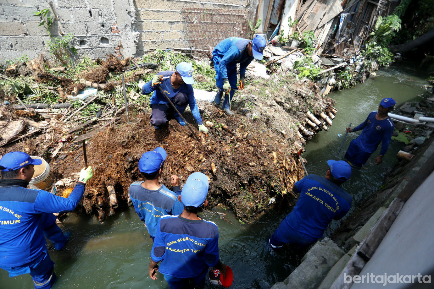 3 Petugas SDA Bongkar Akar Bambu yang Halangi Aliran Kali Phb Amelia_3.jpg