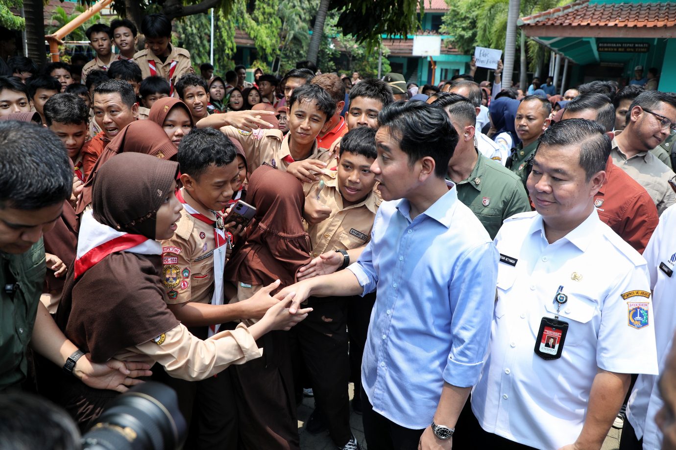 9.Pj Gubernur Bersama Wapres Tinjau Program MBG.jpg