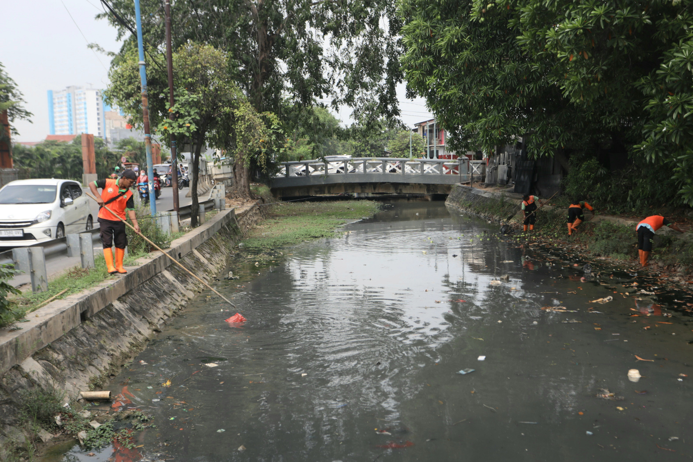 6 UPS BA Cakung Bersihkan Kali Malang_6.jpg