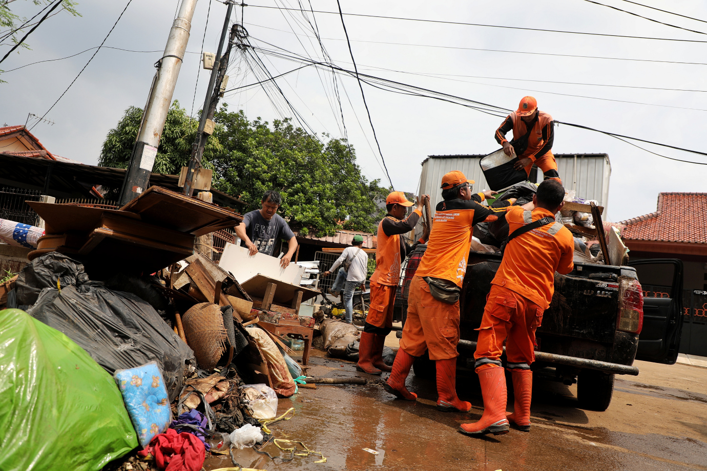 7.PPSU Jati Padang Bantu Bersihkan Sampah Pascagenangan di Lingkungan Warga.jpg