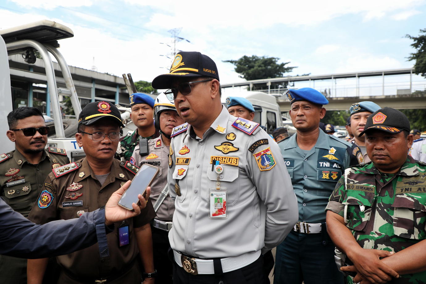 7.Petugas Gabungan Tindak Parkir Liar di Jalan Mayjen Sutoyo .jpg