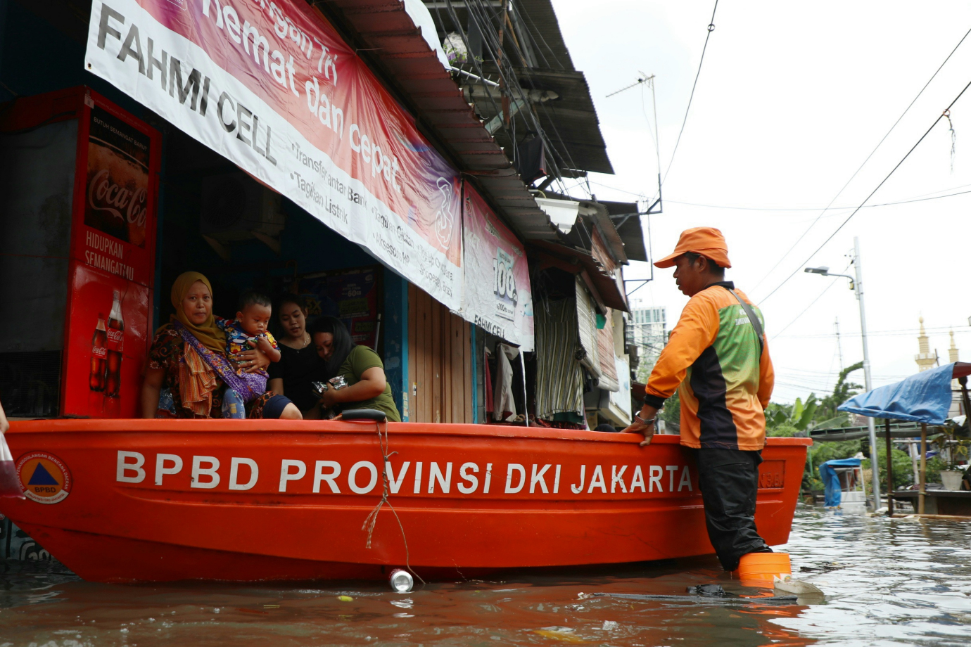 1 Petugas Gabungan Evakuasi warga Kelurahan Pegangsaan Dua_1.jpg