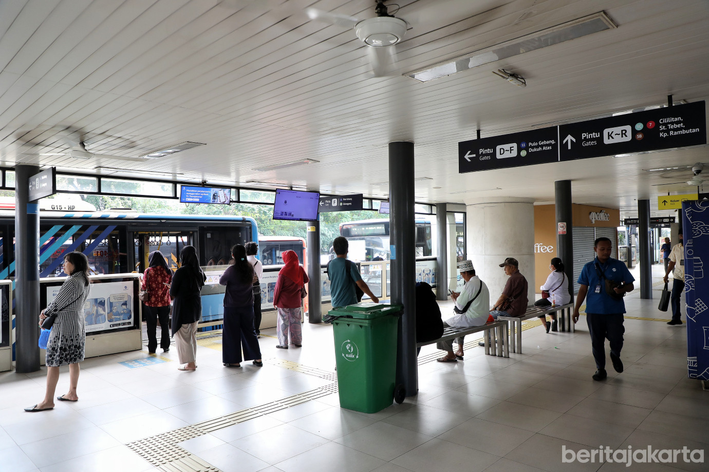 3.Transjakarta Kembali Beroperasi Normal.jpg
