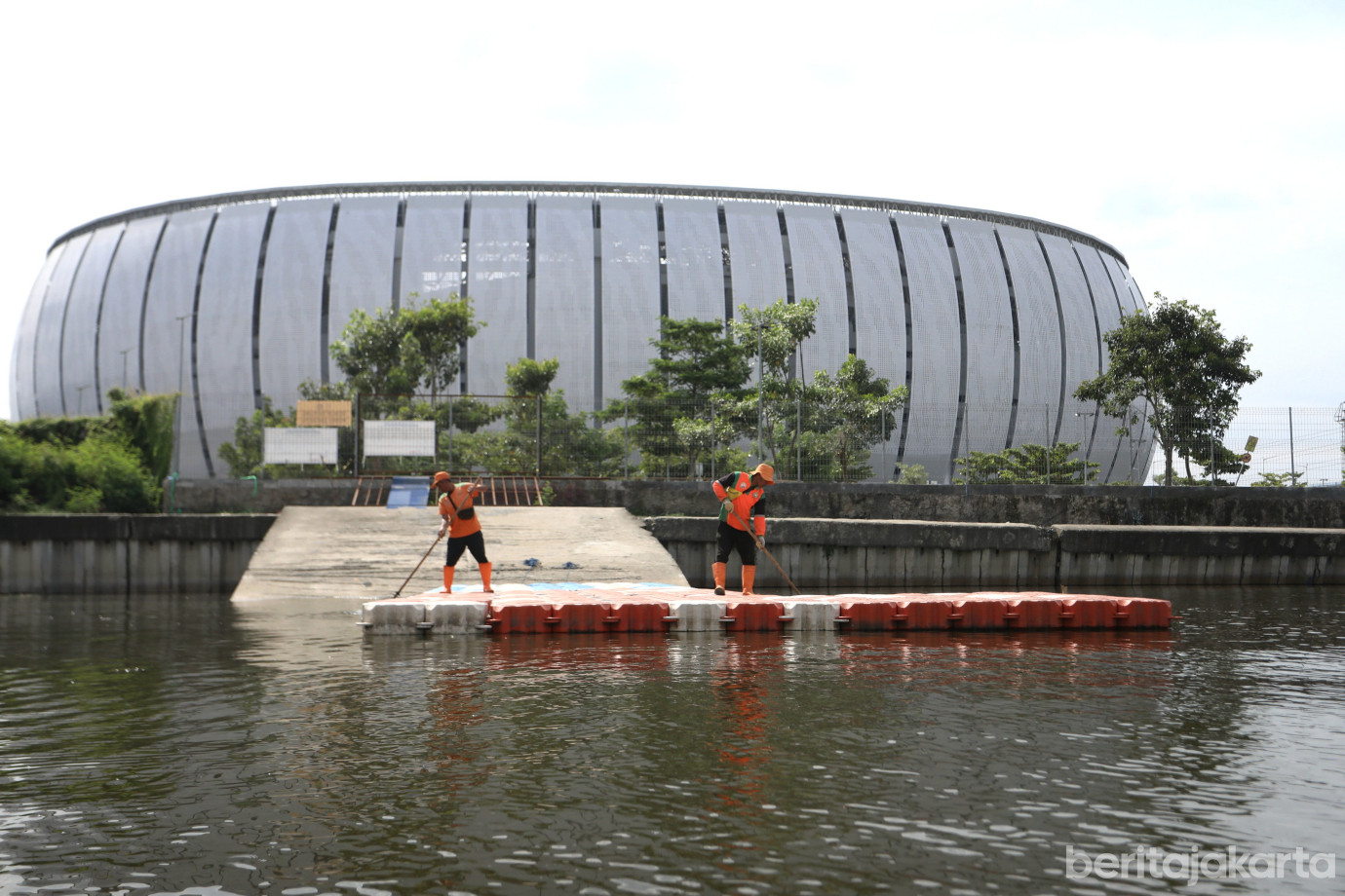 1 Petugas UPS BA Tanjung Priok Angkut Hingga 9 Kubik Sampah dari Waduk Cincin_1.jpg
