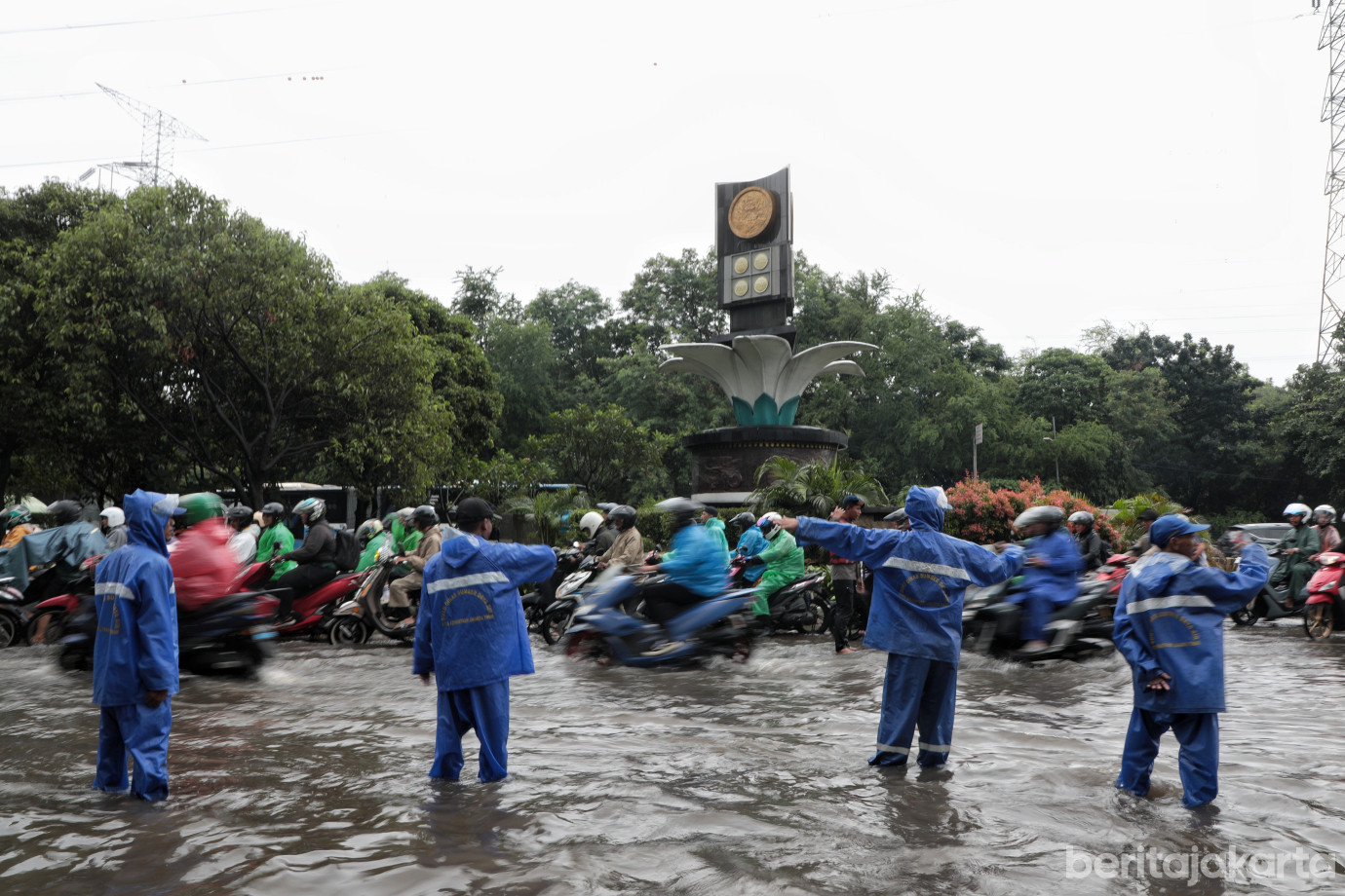 3.Petugas Gabungan Atasi Genangan Jalan DI Panjaitan__.jpg