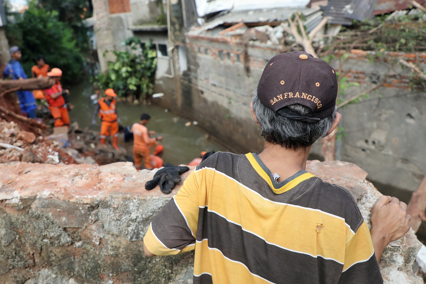 2.Petugas Gabungan Tangani Turap Longsor di Jati Padang.jpg