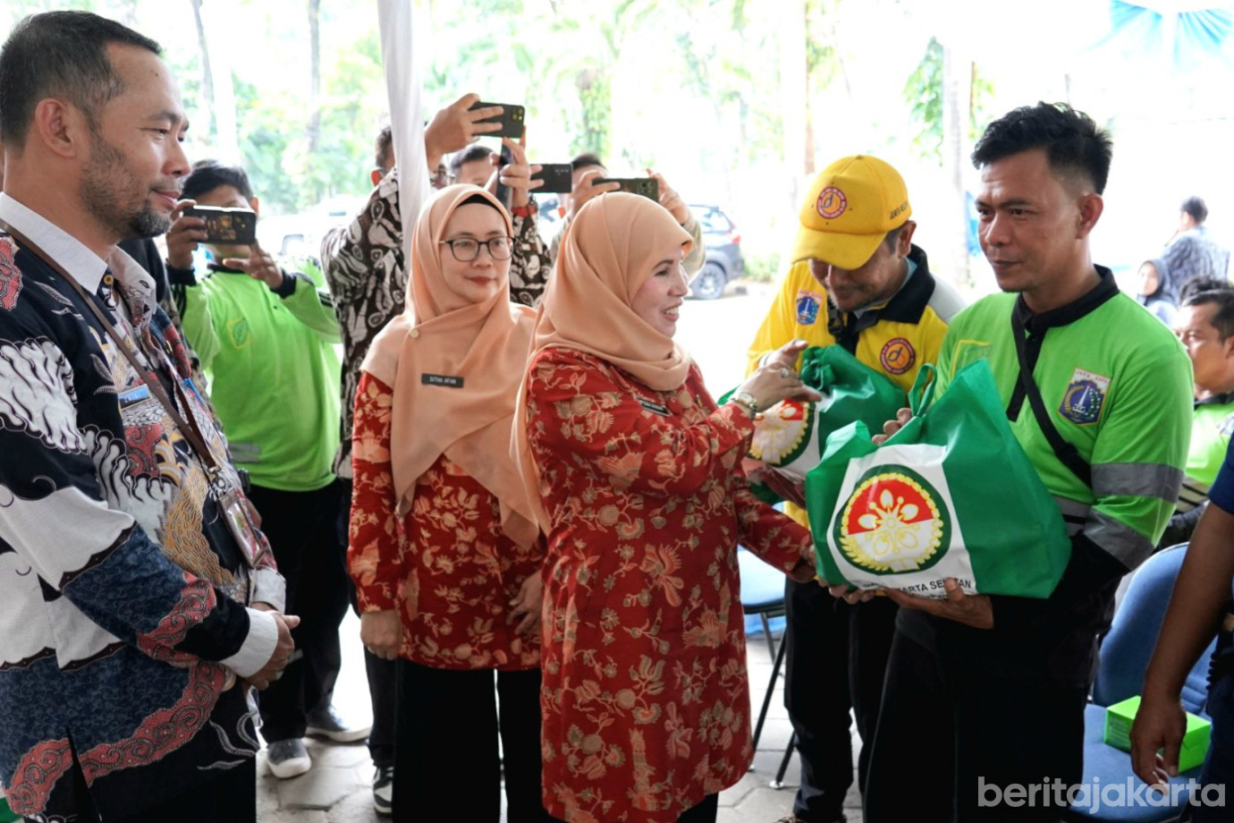 dwp jaksel pemberian sembako.jpg