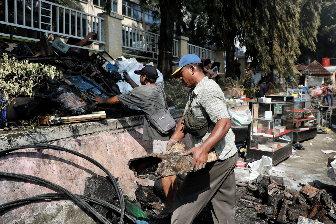 6.Pedagang Kumpulkan Barang Dagangannya Yang Tersisa Pasca Kebakaran.jpg