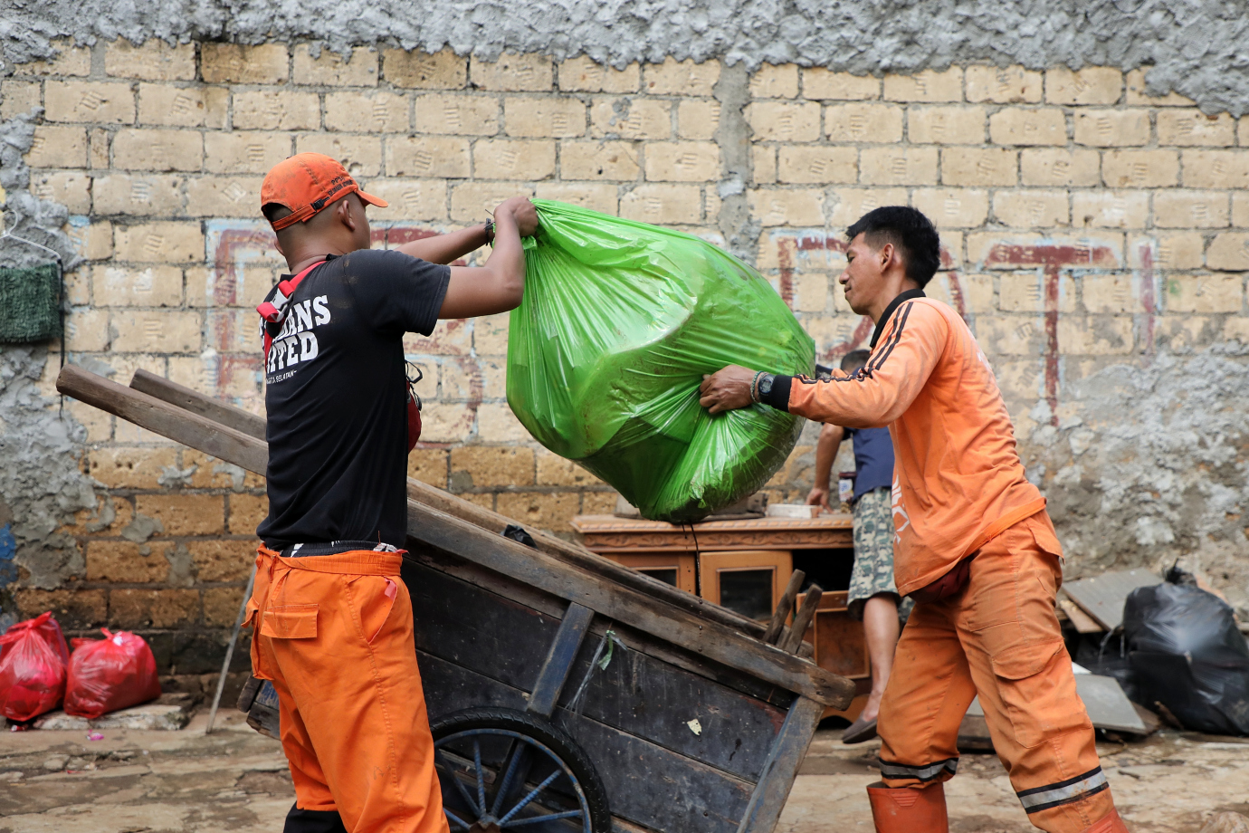 1.PPSU Jati Padang Bantu Bersihkan Sampah Pascagenangan di Lingkungan Warga.jpg
