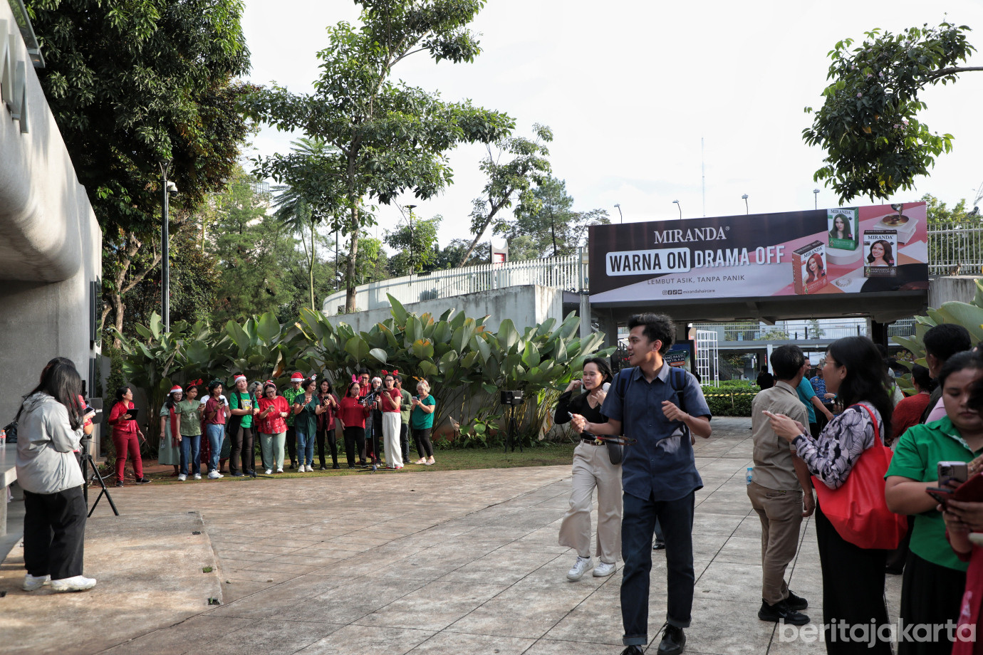 5.ASN Jaksel Meriahkan Christmas Carol di Taman Literasi (1).jpg