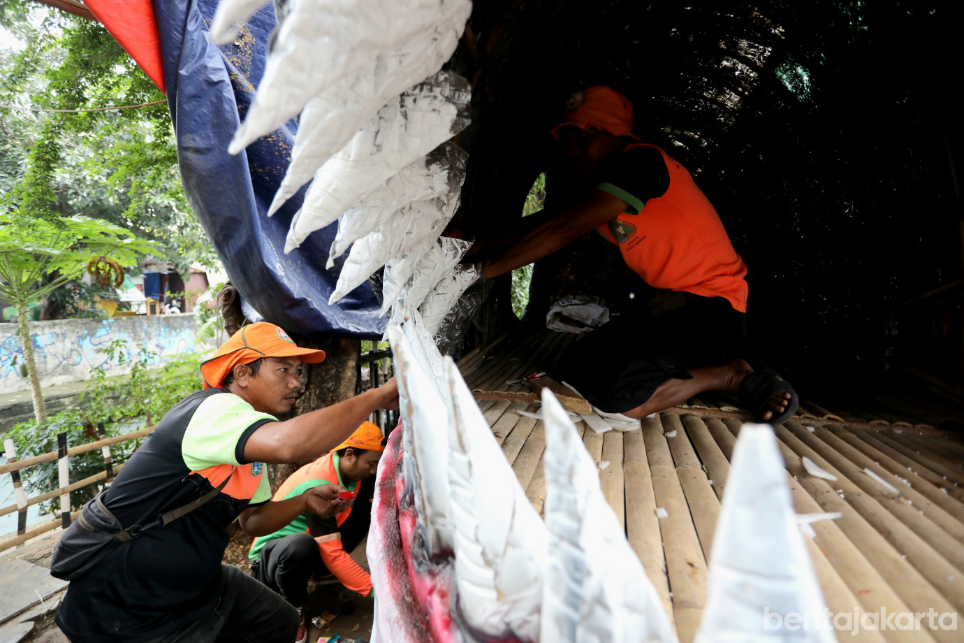 3 UPS BA Ubah Sampah Plastik Jadi Perahu Hiu_3.jpg