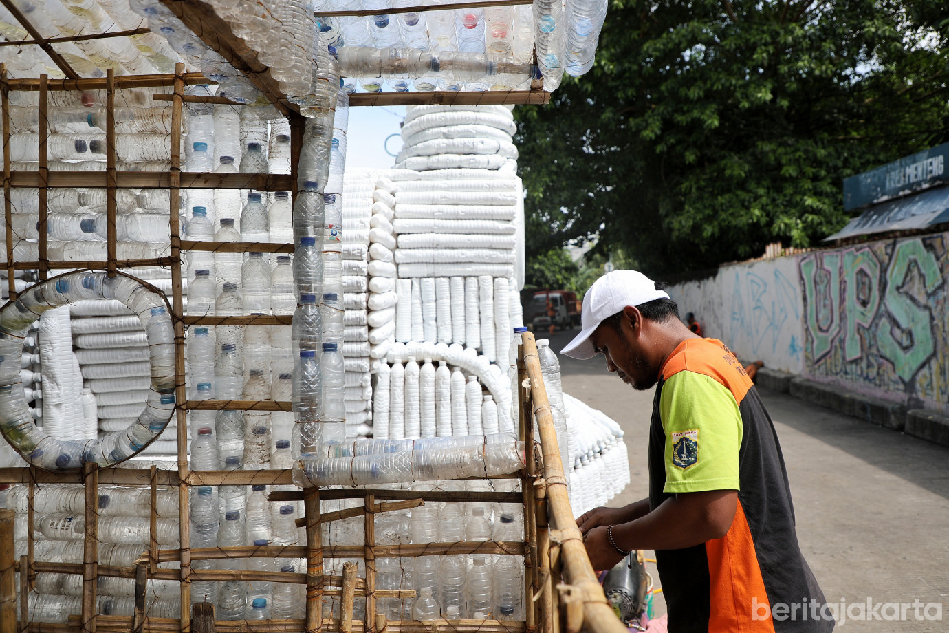 2.UPS Badan Air Kecamatan Senen Sulap Ribuan Limbah Botol Plastik Jadi Perahu Kereta.jpg