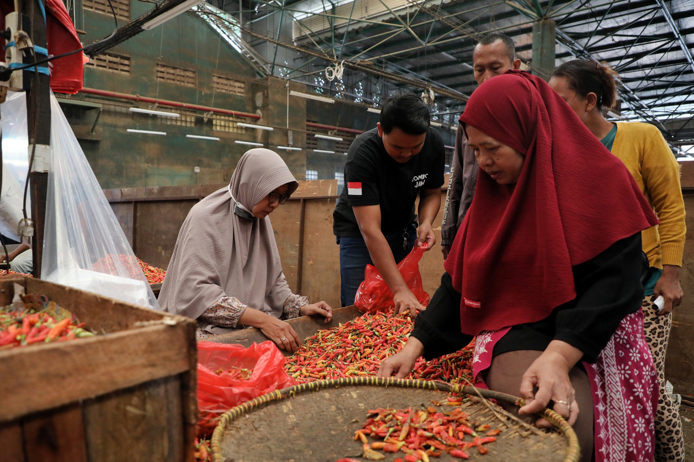 7.Pasokan Komoditi di Pasar Induk Kramat Jati Terkendali Jelang Nataru.jpg