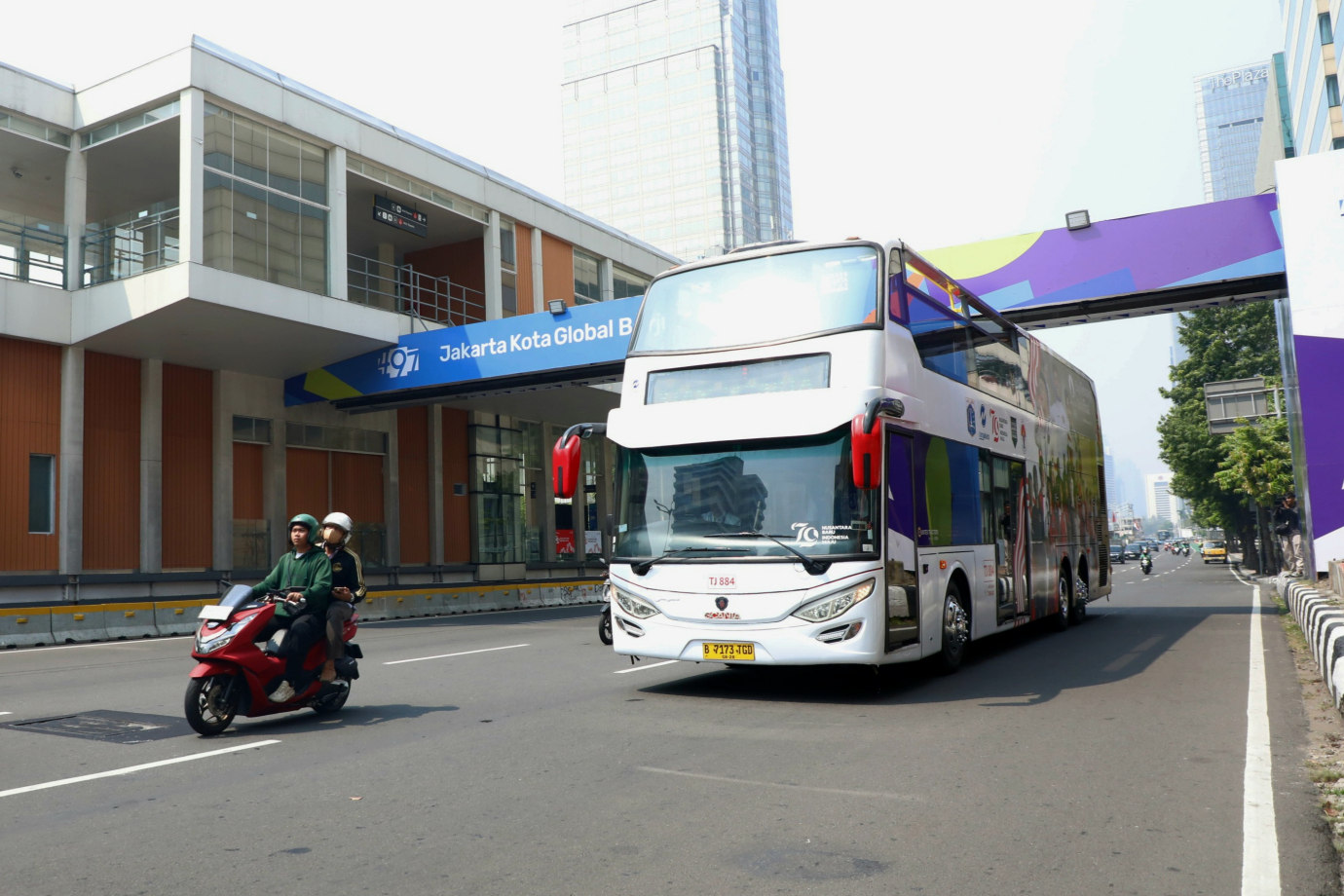 6 Bus Double Decker 6.jpg