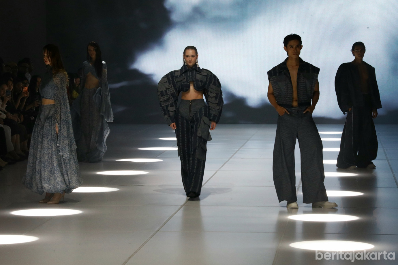 5 Gubernur Pramono Hadiri ASEAN Fashion Parade 2026_5.jpg