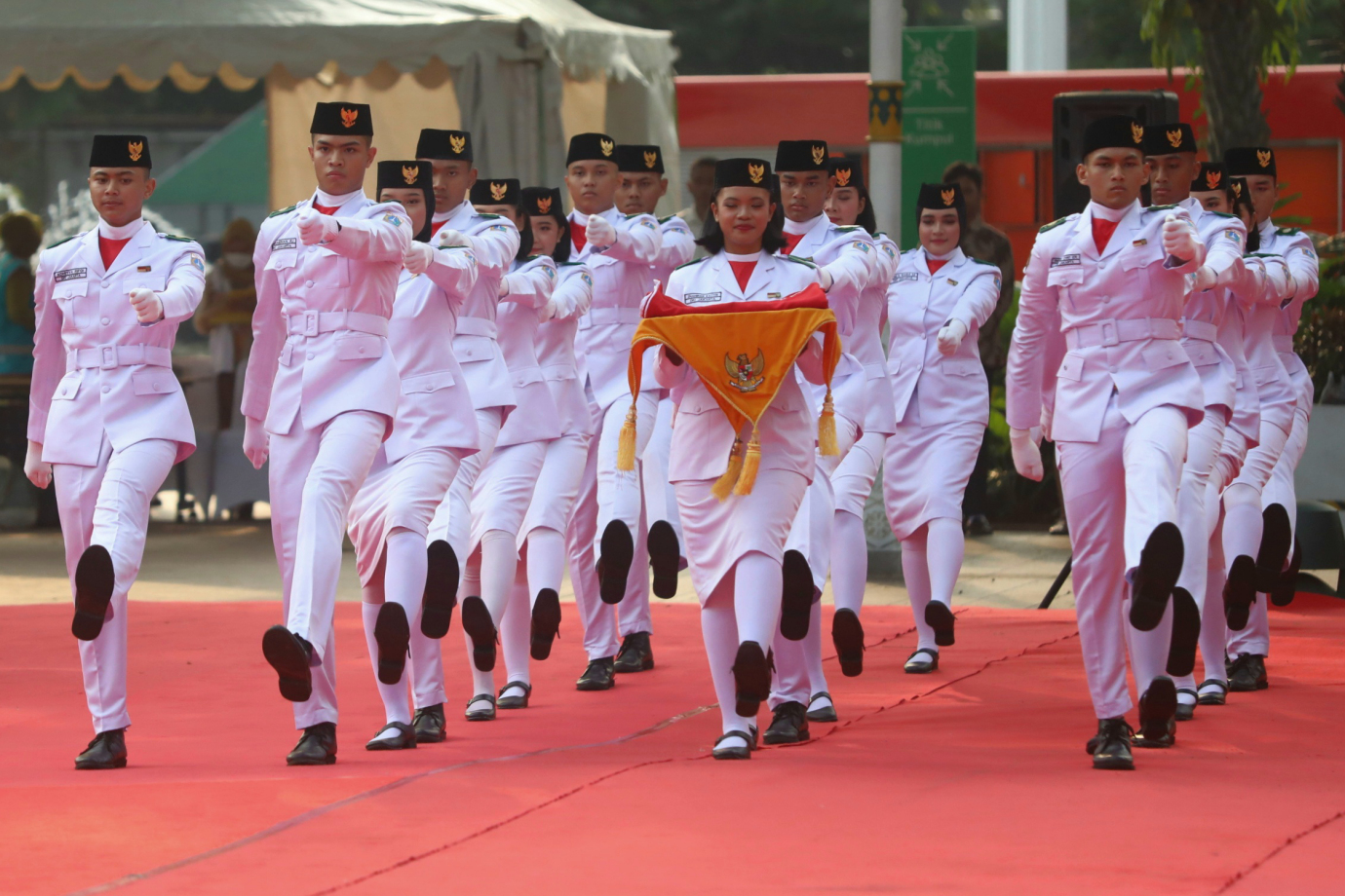 3 Gubernur Menghadiri Upacara Hardiknas 2025_3.jpg