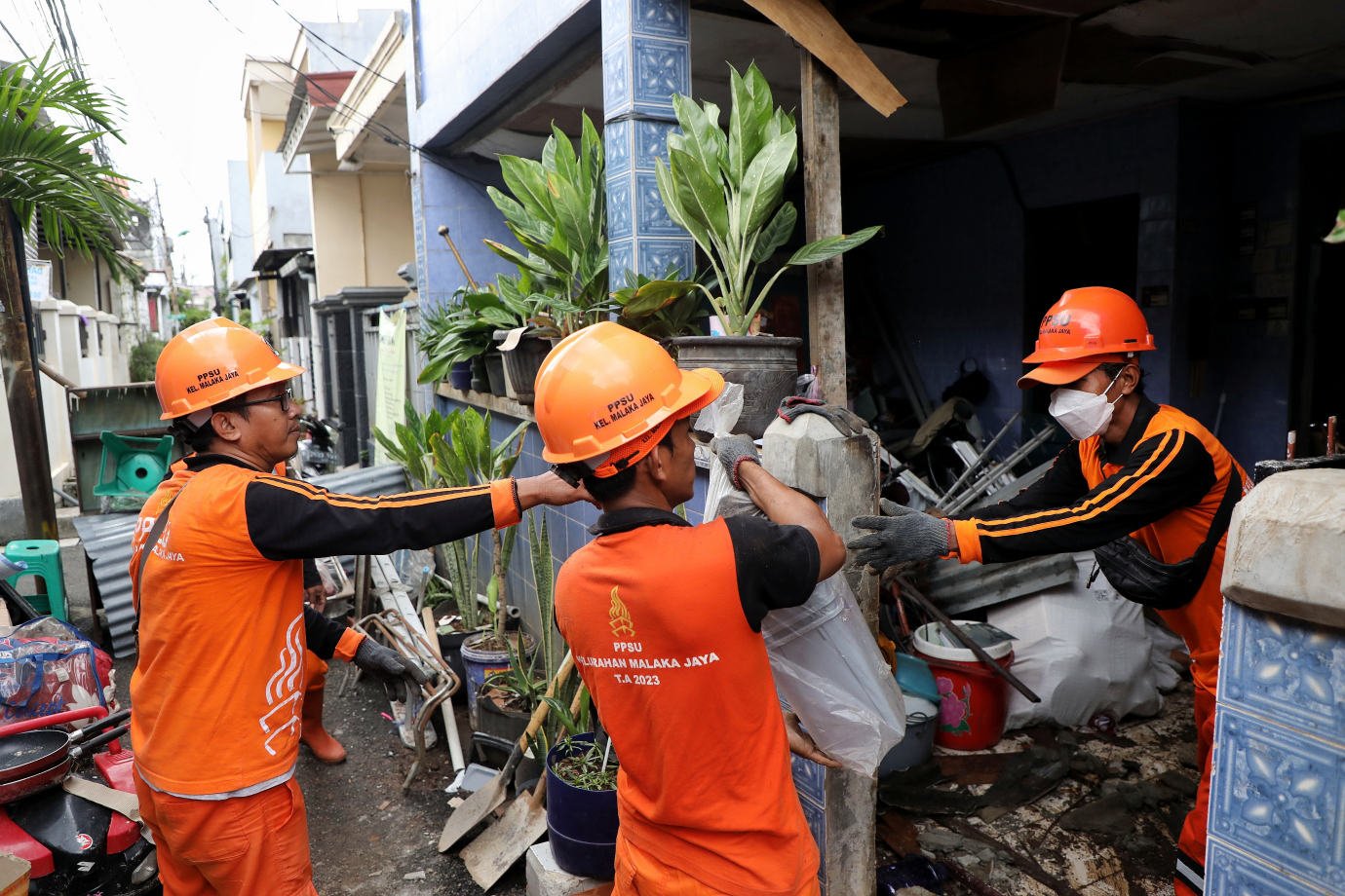 3.Penanganan Rumah Ambruk di Kelurahan Malaka Jaya.jpg