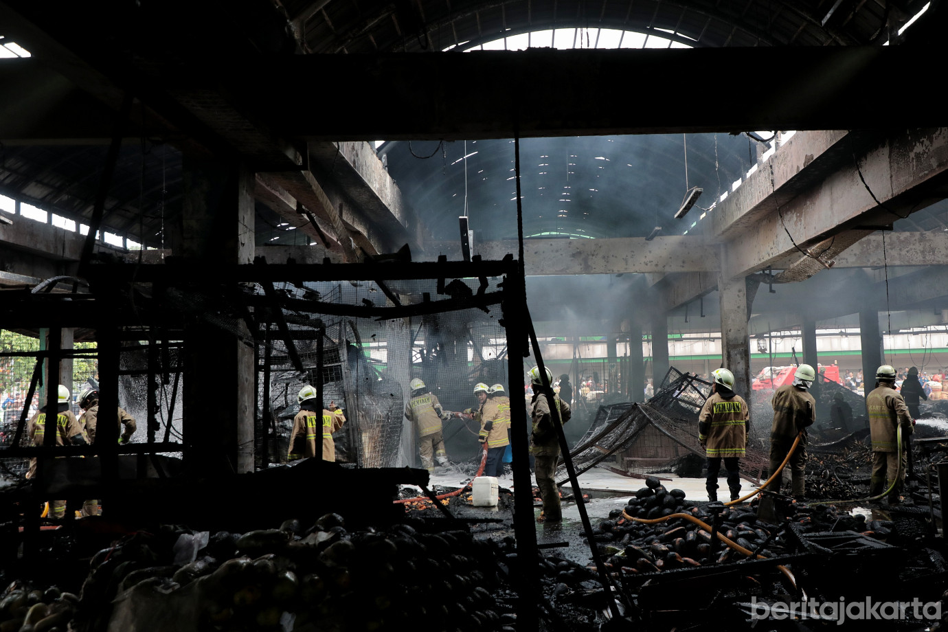 7.95 Personil Gulkarmat Dikerahkan Atasi Kebakaran Pasar Induk Kramat Jati.jpg