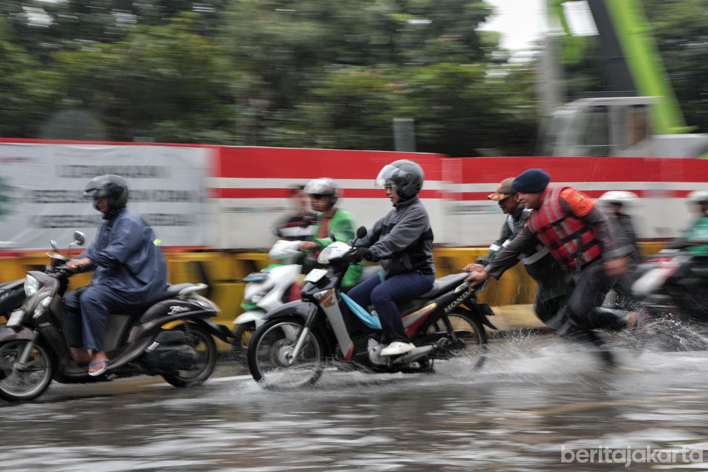 6.Petugas Gabungan Atasi Genangan Jalan DI Panjaitan__.jpg