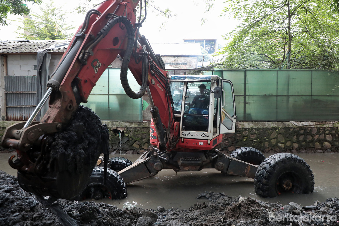 5.Sudin SDA Jaksel Keruk Lumpur Phb Kali Pulo Pasar Minggu.jpg