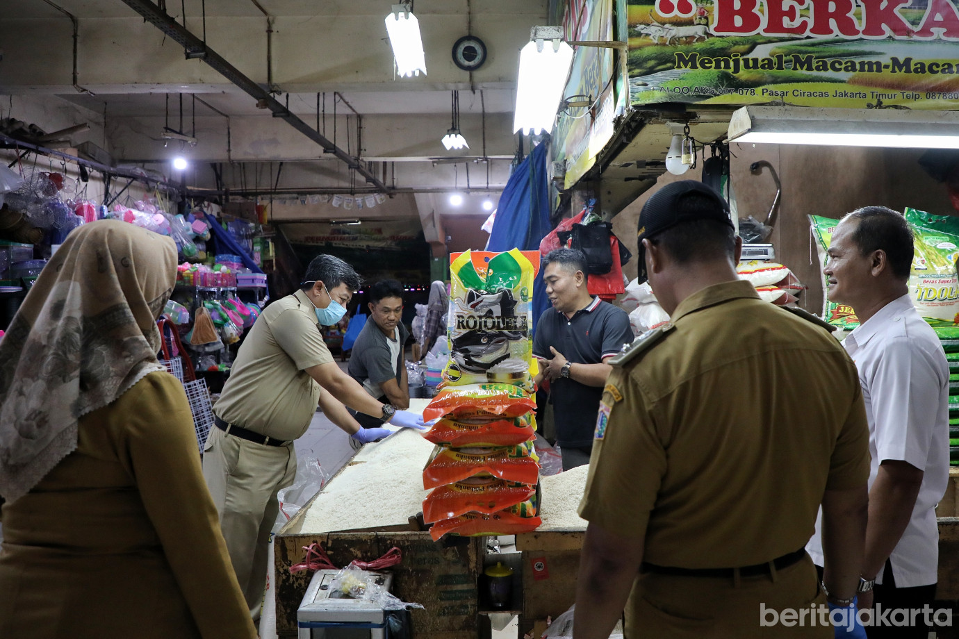 1.Sudin KPKP Jakarta Timur Gelar Pengawasan Pangan di Pasar Ciracas.jpg