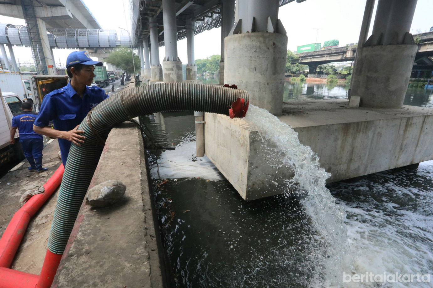 5 Sudin SDA Jakarta Utara Atasi Genangan Banjir Rob di Jalan RE Martadinata_5.jpg