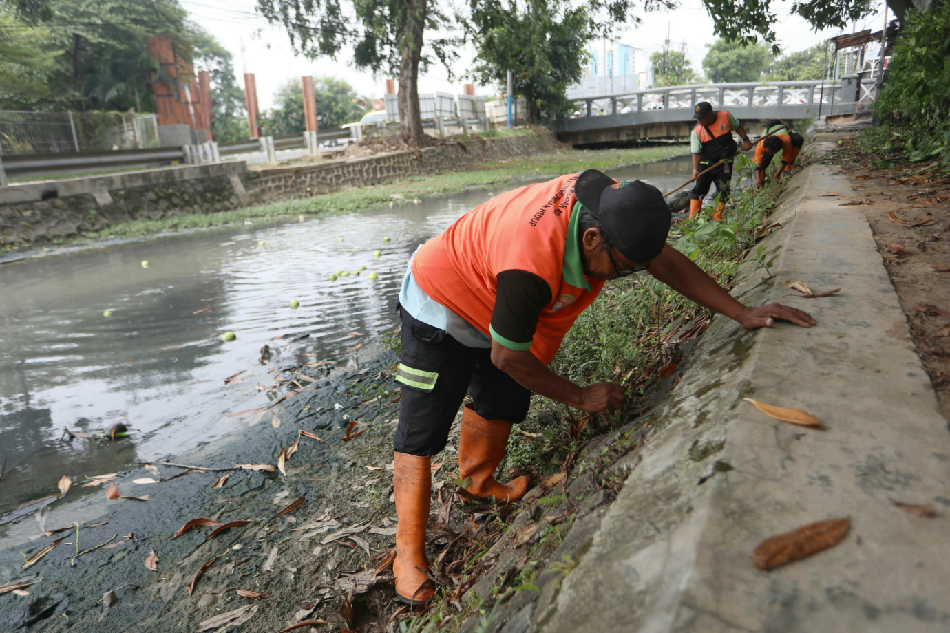 4 UPS BA Cakung Bersihkan Kali Malang_4.jpg