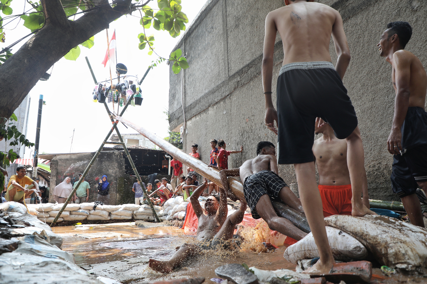 9.Lomba Panjat Pinang.jpg