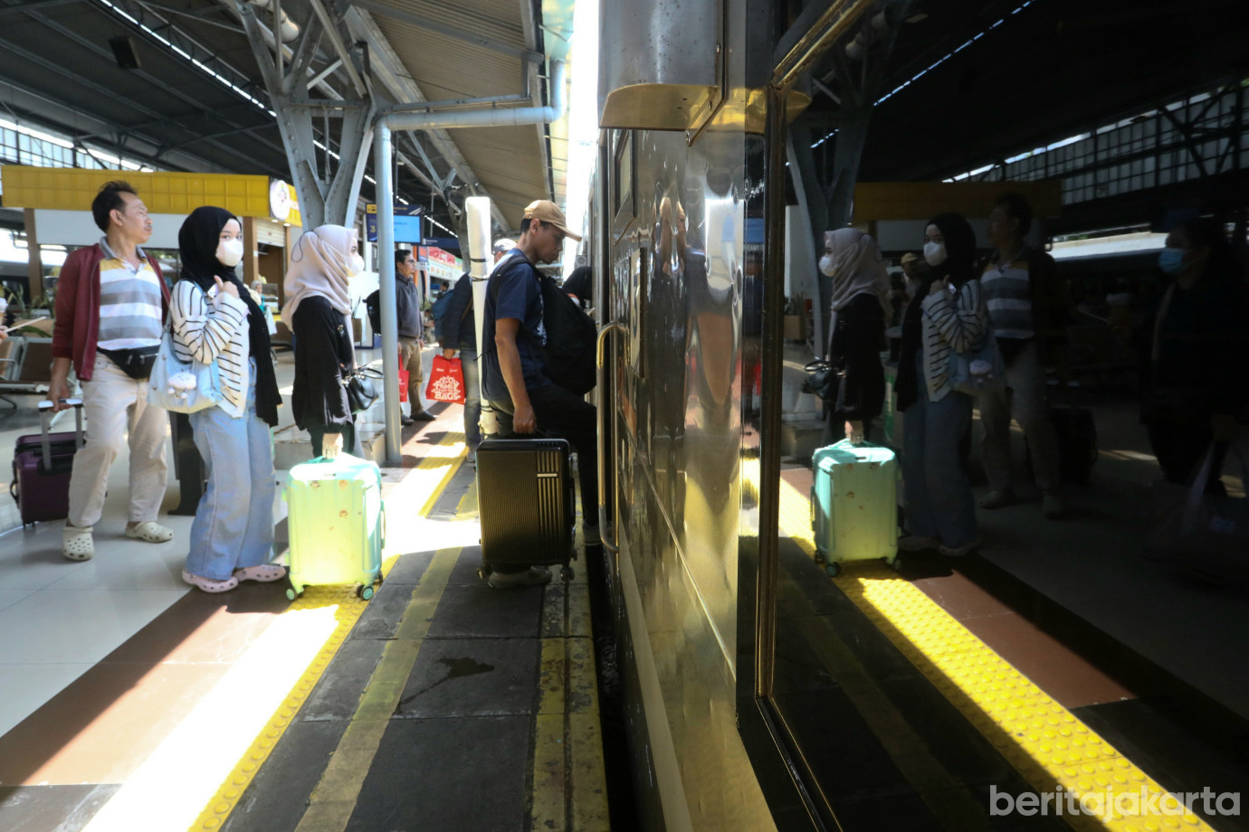 5 Stasiun Pasar Senen Padat Penumpang Jelang Nataru 2026_5.jpg