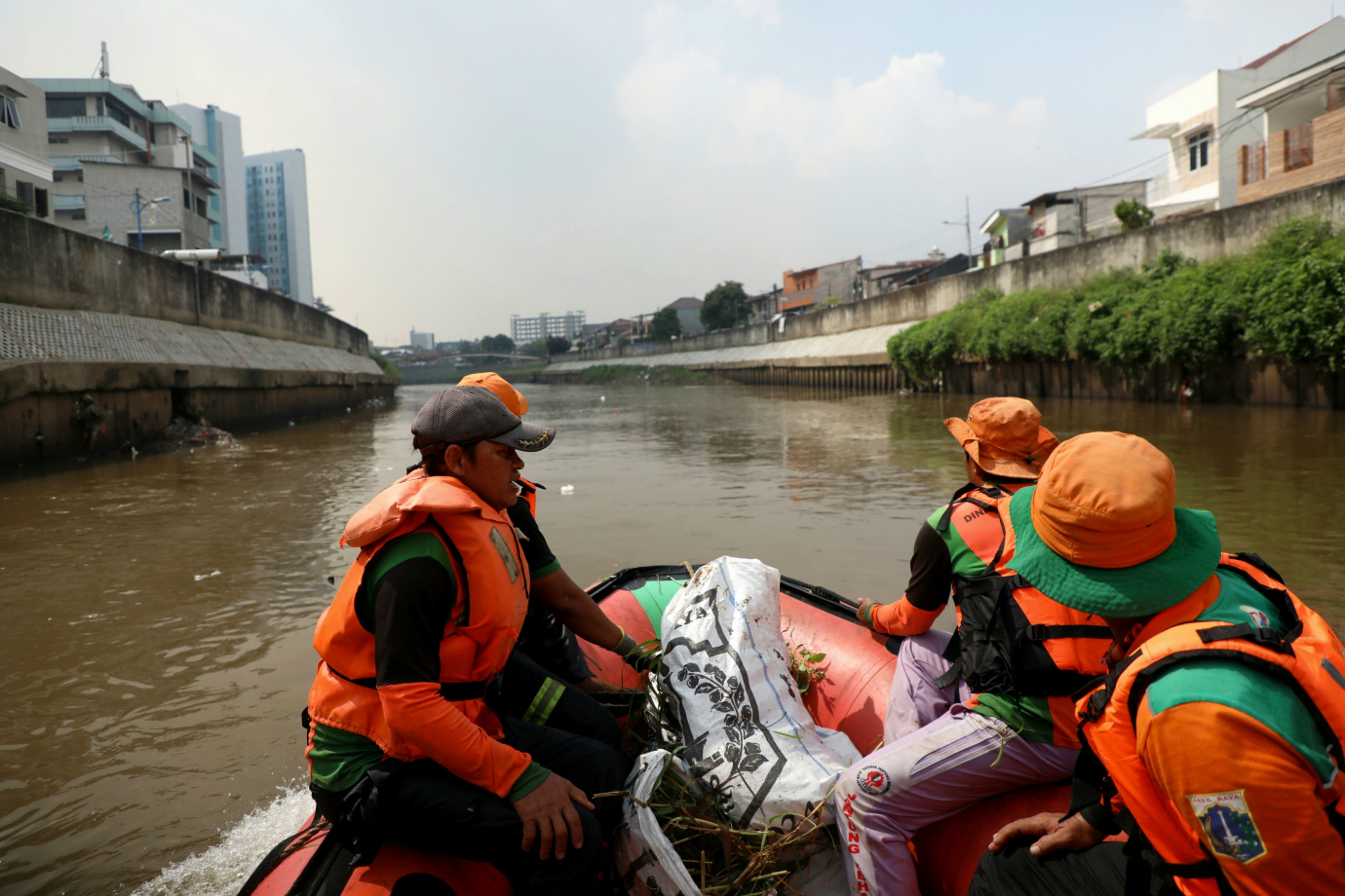 2 Melihat Petugas Satgas Ciliwung Bersihkan sampah di Sepanjang Aliran Kali Ciliwung_2.jpg