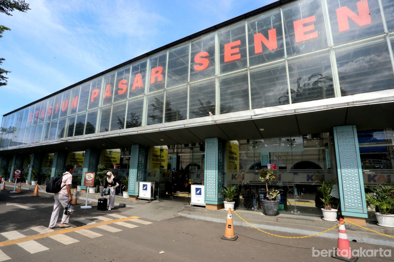 1 Stasiun Pasar Senen Padat Penumpang Jelang Nataru 2026_1.jpg
