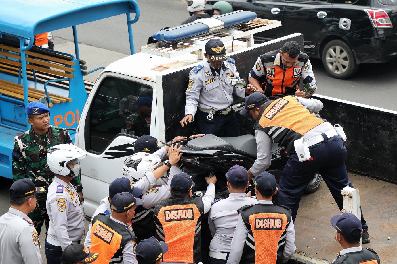 3.Petugas Gabungan Tindak Parkir Liar di Jalan Mayjen Sutoyo .jpg