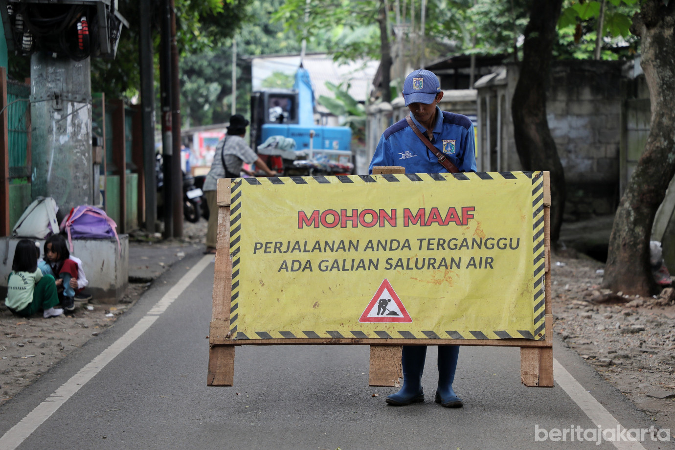 1.Sudin SDA Jaksel Perbesar Saluran di Kebagusan .jpg