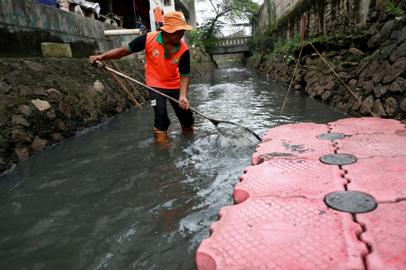 2 UPS BA Kecamatan Pancoran Bersihkan sampah di Kali Cideng_2.jpg