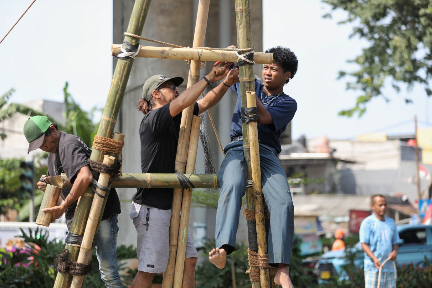 8.Warga RW 04 Cipinang Melayu Lakukan Persiapan Lomba Jelang HUT RI.jpg