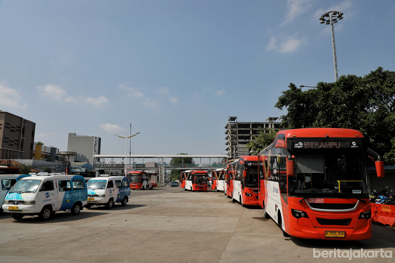 8.Transjakarta Kembali Beroperasi Normal.jpg
