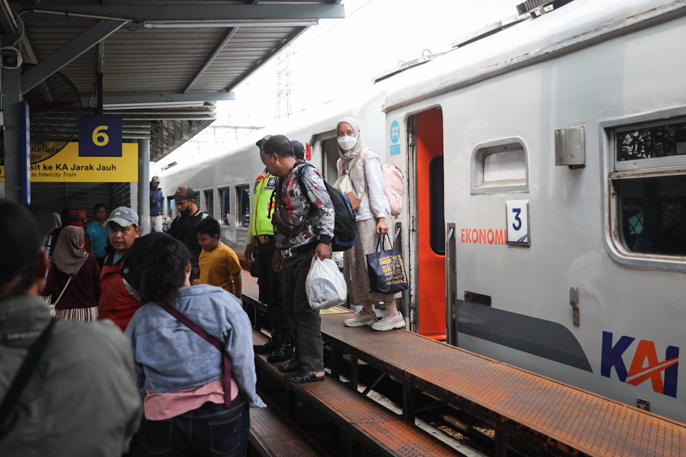 Arus-balik-stasiun-pasarsenen-4.jpg