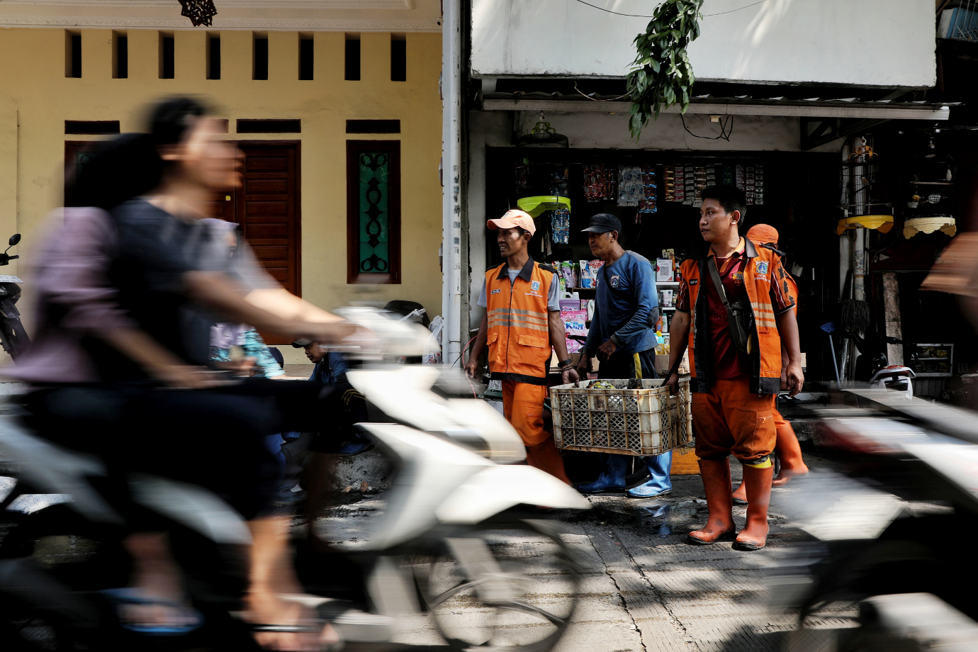 5.Personel Gabungan Kuras Saluran di Jalan Rawa Badak Barat.jpg