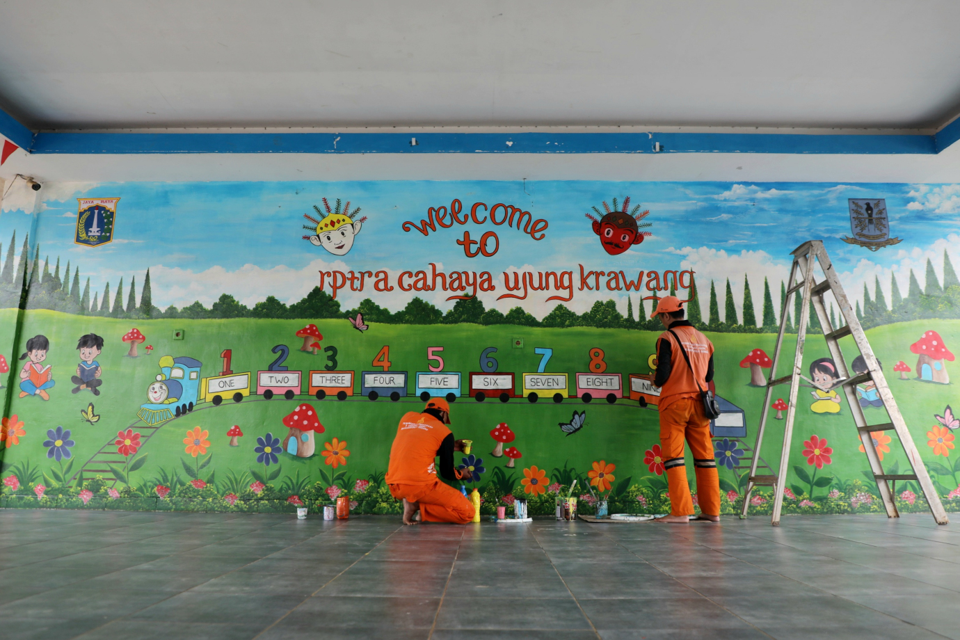 6 Mural Edukasi Percantik RPTRA Cahaya Ujung Krawang_6.jpg