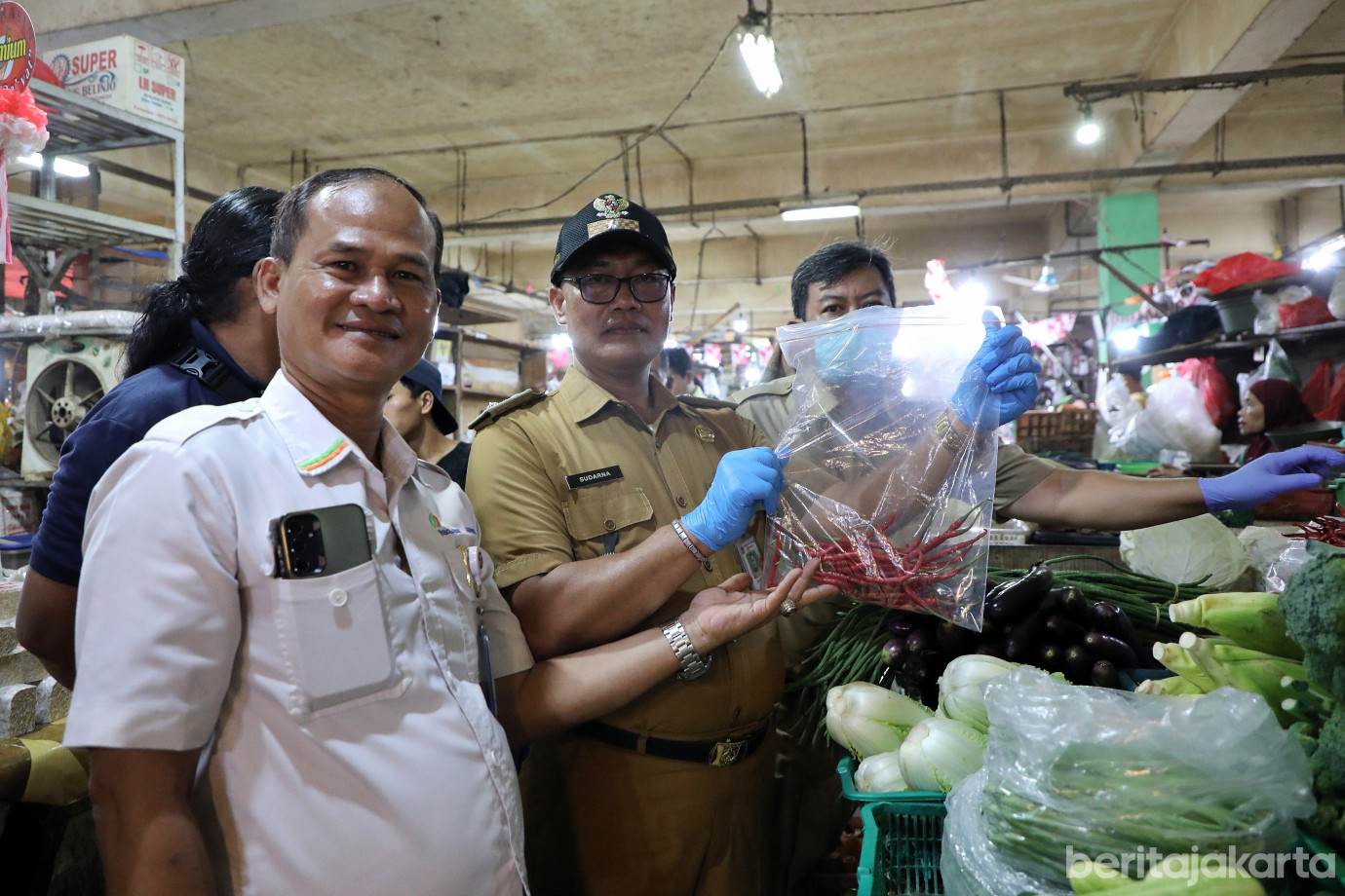 4.Sudin KPKP Jakarta Timur Gelar Pengawasan Pangan di Pasar Ciracas.jpg