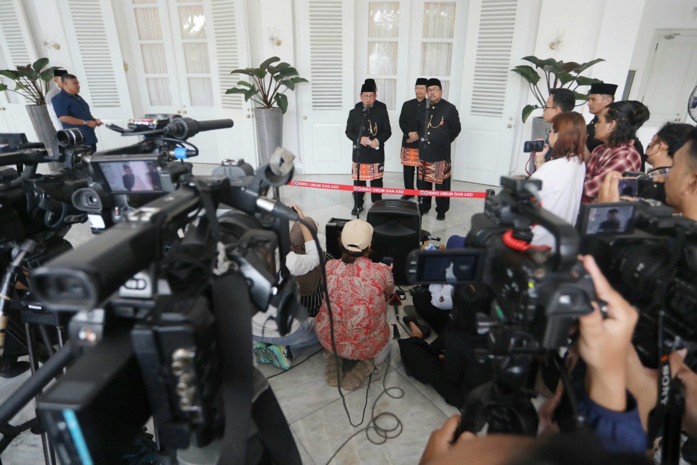8 Gubernur Menghadiri Upacara Hardiknas 2025_8.jpg