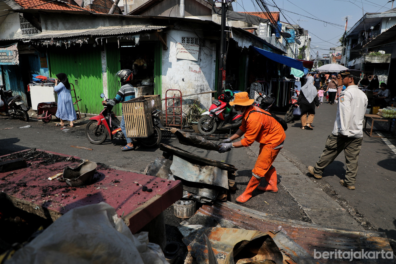 1.PPSU Dikerahkan Bersihkan Puing Sisa Kebakaran di Bidara Cina.jpg